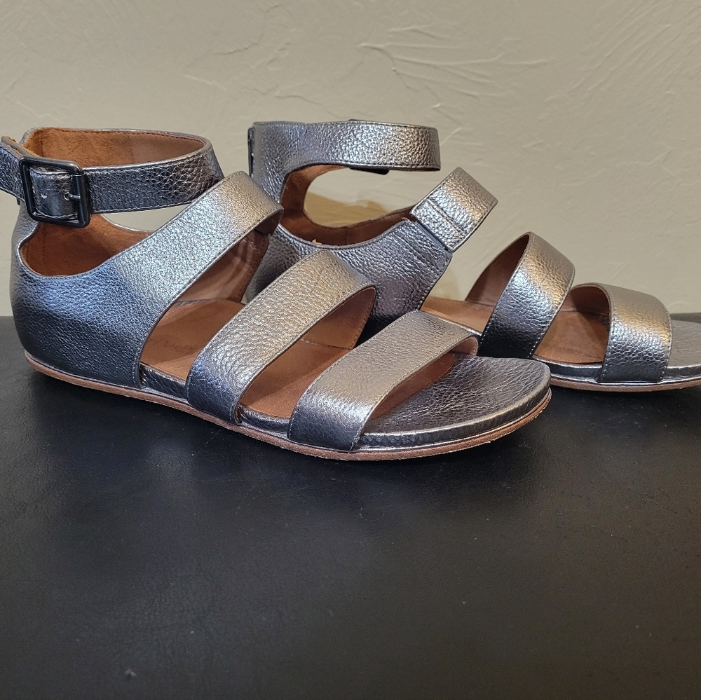 L’Amour Des Pieds Doroteia Silver Strappy Flats